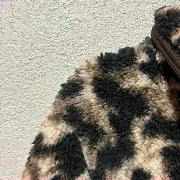 Cozy Sherpa Womens Leopard Fleece Pullover Size Medium - Picture 5 of 5